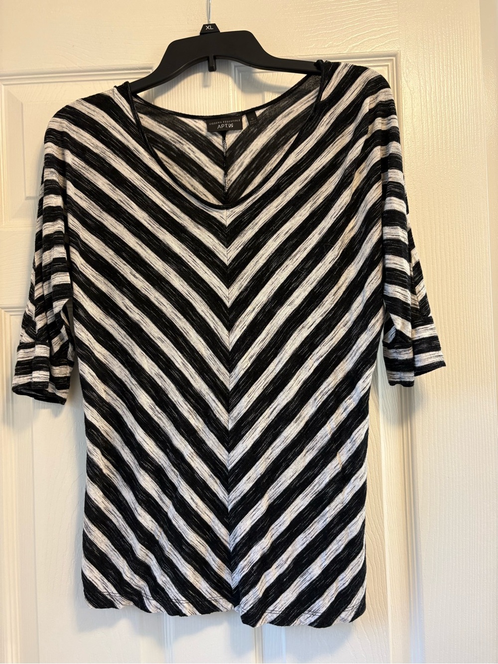Apt. 9 Black & White Chevron V‑Neck Short Sleeve Top women’s size MEDIUM